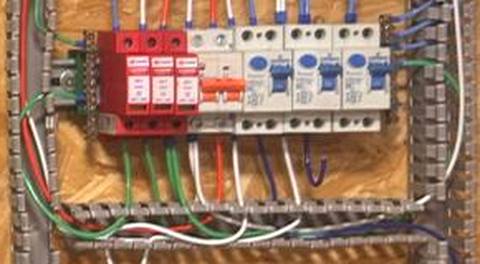 Quadro de comandos elétricos com contatores, proteções e fiação